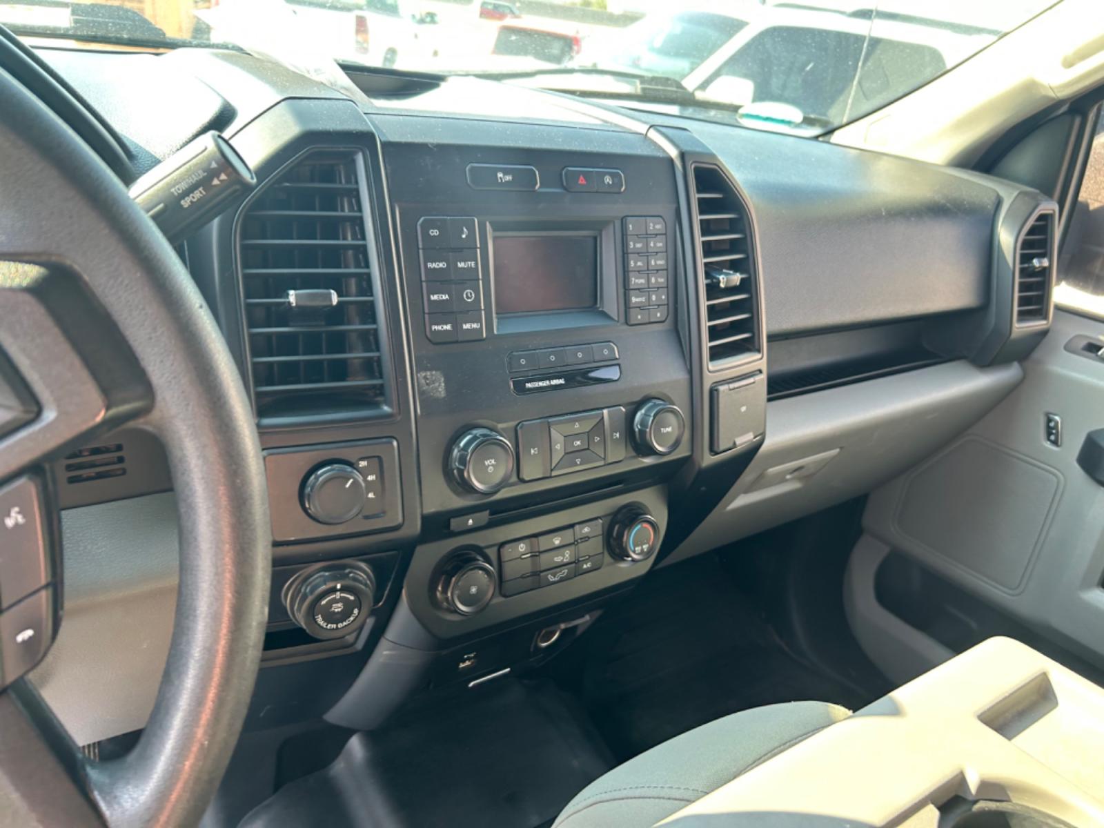 2017 White Ford F-150 XL SuperCab 6.5-ft. 4WD (1FTEX1EP1HF) with an 2.7L V6 DOHC 24V engine, 6A transmission, located at 1687 Business 35 S, New Braunfels, TX, 78130, (830) 625-7159, 29.655487, -98.051491 - Photo #12